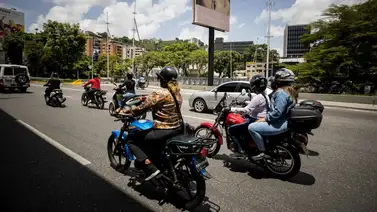 Circular entre dos carriles está prohibido: esto estipula la ley de Tráfico y Terrestre Circular entre dos carriles está prohibido: esto estipula la ley de Tráfico y Terrestre
