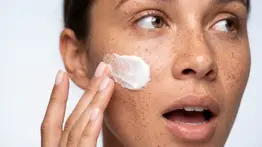 Milagrosa crema hidratante para la piel con aloe vera y aceite de coco: prepárala tú misma en casa en muy pocos pasos