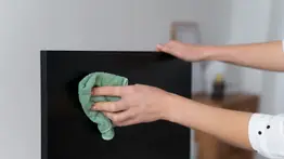 En pocos pasos: aprende cómo limpiar la pantalla del televisor y sin gastar mucho dinero