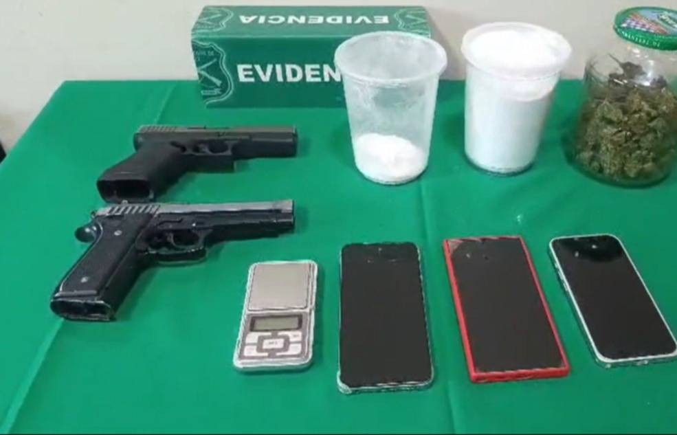 Tres venezolanos detenidos durante operativo policial: hallan armas y drogas en su vivienda Tres venezolanos detenidos durante operativo policial: hallan armas y drogas en su vivienda