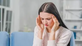 El dolor de cabeza frecuente no es solo estrés: conoce qué te quiere decir tu cuerpo 