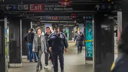 Policía abate a hombre que atacó con un machete a tres ancianos en el Metro de Nueva York