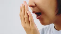 El ácido de esta fruta muy popular es la clave milagrosa contra el mal aliento: aprende a preparar en casa esta sencilla mezcla