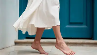 Afamado podólogo recomienda caminar descalzo en el hogar: aquí los beneficios de unos pies libres Afamado podólogo recomienda caminar descalzo en el hogar: aquí los beneficios de unos pies libres