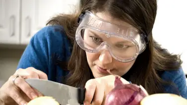 ¿Por qué lloramos al picar cebolla y cómo evitarlo? La ciencia también se mete en tu cocina ¿Por qué lloramos al picar cebolla y cómo evitarlo? La ciencia también se mete en tu cocina