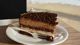 Torta fría de chocolate: así puedes prepararla en casa fácilmente con pocos ingredientes