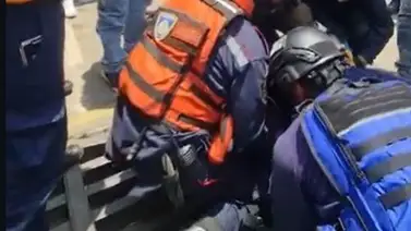 Bomberos rescatan a niño de 10 años que cayó en una alcantarilla este 21 de abril: video Bomberos rescatan a niño de 10 años que cayó en una alcantarilla este 21 de abril: video