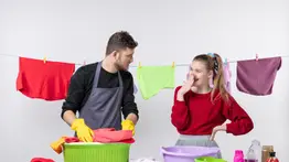 Mezcla detergente con este producto cotidiano de tu despensa: será una solución efectiva para acabar con las manchas de la ropa 