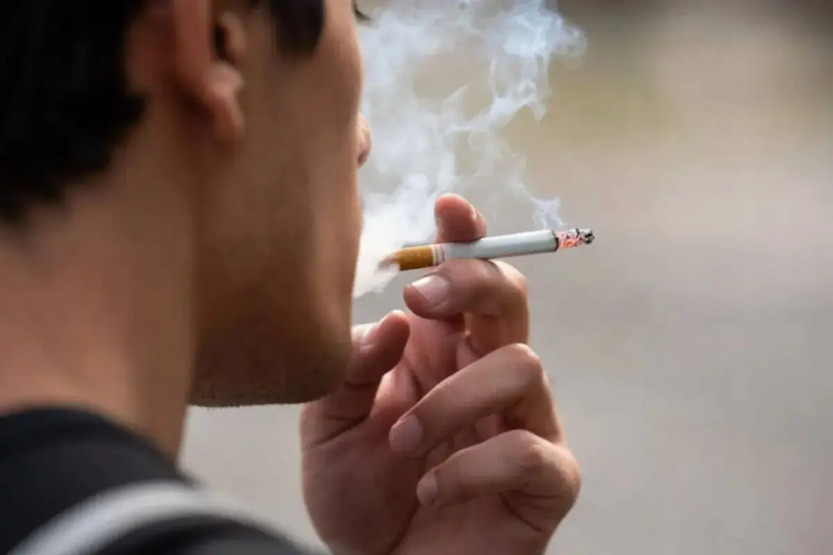 Reino Unido aprueba ley histórica: este sector de la población no podrá fumar legalmente