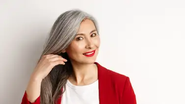 ¡Sin productos químicos! Tiñe tus canas con este tinte natural que puedes preparar en casa con tres ingredientes ¡Sin productos químicos! Tiñe tus canas con este tinte natural que puedes preparar en casa con tres ingredientes