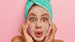 Prepara un exfoliante casero a base de ingredientes naturales que siempre tienes en la despensa: así debes aplicarlo en la piel