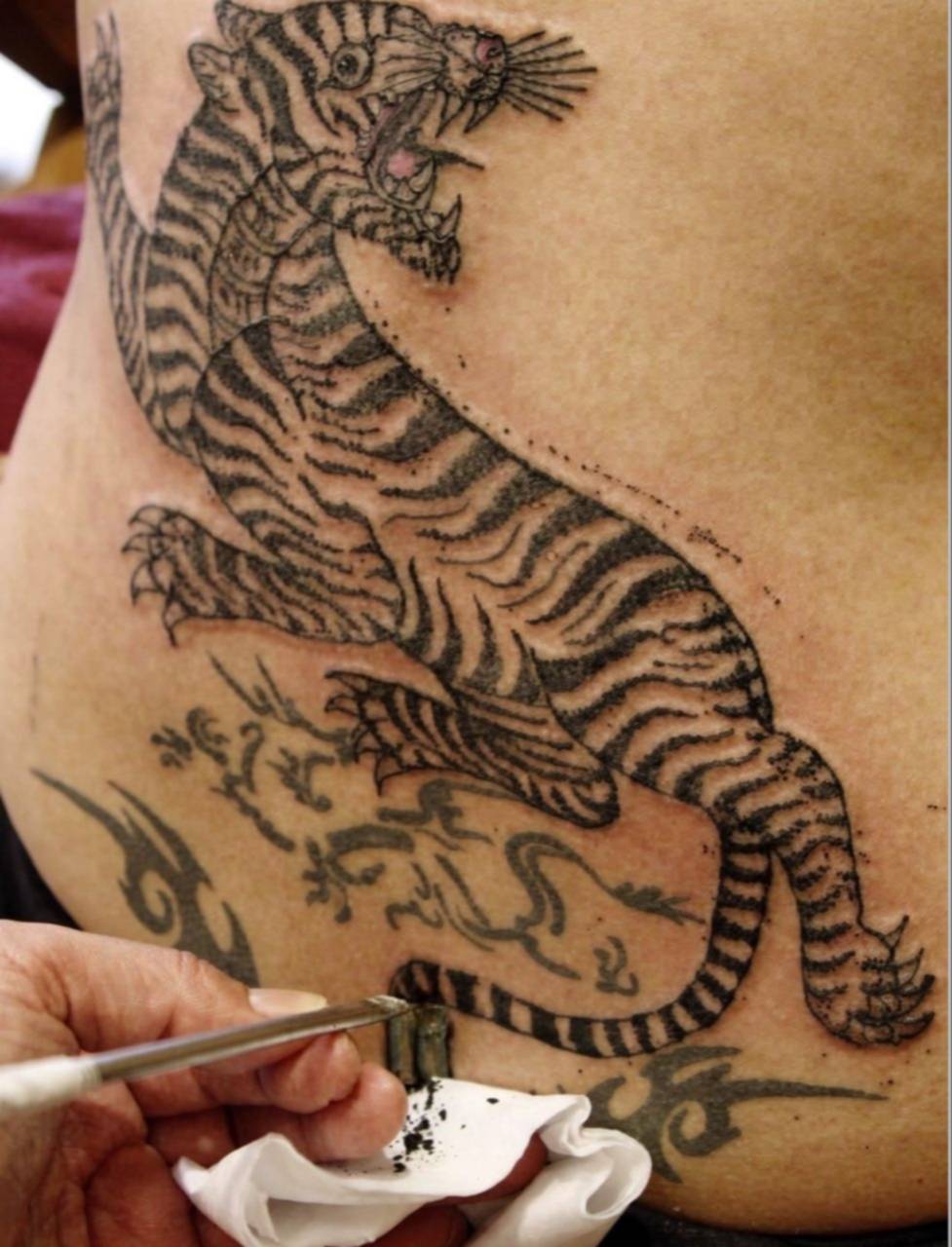 Sak Yant: la verdadera historia detrás de los tatuajes ancestrales de Angelina Jolie