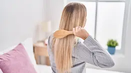 ¡Frena la caída del cabello!: Expertos explican cómo es la forma correcta de peinarlo y lograr resultados de alta peluquería