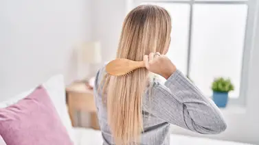 ¡Frena la caída del cabello!: Expertos explican cómo es la forma correcta de peinarlo y lograr resultados de alta peluquería ¡Frena la caída del cabello!: Expertos explican cómo es la forma correcta de peinarlo y lograr resultados de alta peluquería