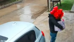 Robaban disfrazados de delivery de rosas y chocolates: conoce a la banda "Los Románticos"