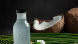 Desinflama el organismo con agua de coco: evita estos errores al beberla para lograr resultados óptimos en poco tiempo