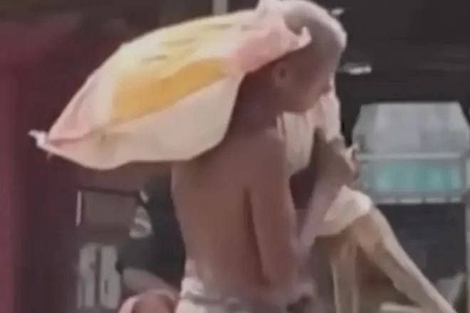 Un malentendido administrativo: hombre desenterró el cadáver de su hermana y lo llevó a un banco para cobrar sus ahorros
