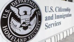 ¿Qué pasará con tu solicitud de asilo si no pagas la cuota anual a USCIS?