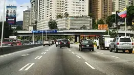"Es una bomba de tiempo": Alertan sobre riesgo de incendio y obstrucción vial en la redoma de Prados del Este