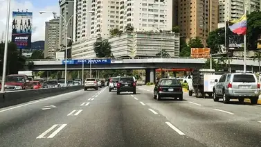 "Es una bomba de tiempo": Alertan sobre riesgo de incendio y obstrucción vial en la redoma de Prados del Este "Es una bomba de tiempo": Alertan sobre riesgo de incendio y obstrucción vial en la redoma de Prados del Este