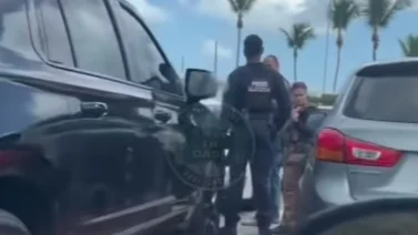Captan imágenes de la policía solicitando licencias y estatus migratorio en el aeropuerto de Miami