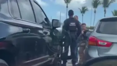 Captan imágenes de la policía solicitando licencias y estatus migratorio en el aeropuerto de Miami Captan imágenes de la policía solicitando licencias y estatus migratorio en el aeropuerto de Miami
