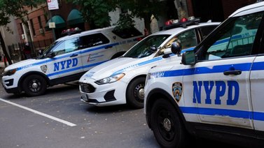 Hombre hispano agrede a su expareja para robarle un anillo de compromiso: su hermana está detenida por el ataque