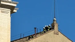 Preparativos del cónclave: instalan la chimenea que anunciará el "Habemus papa"
