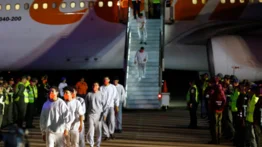 "Nos traían esposados y con cadenas": revela uno de los migrantes venezolanos deportado por Estados Unidos