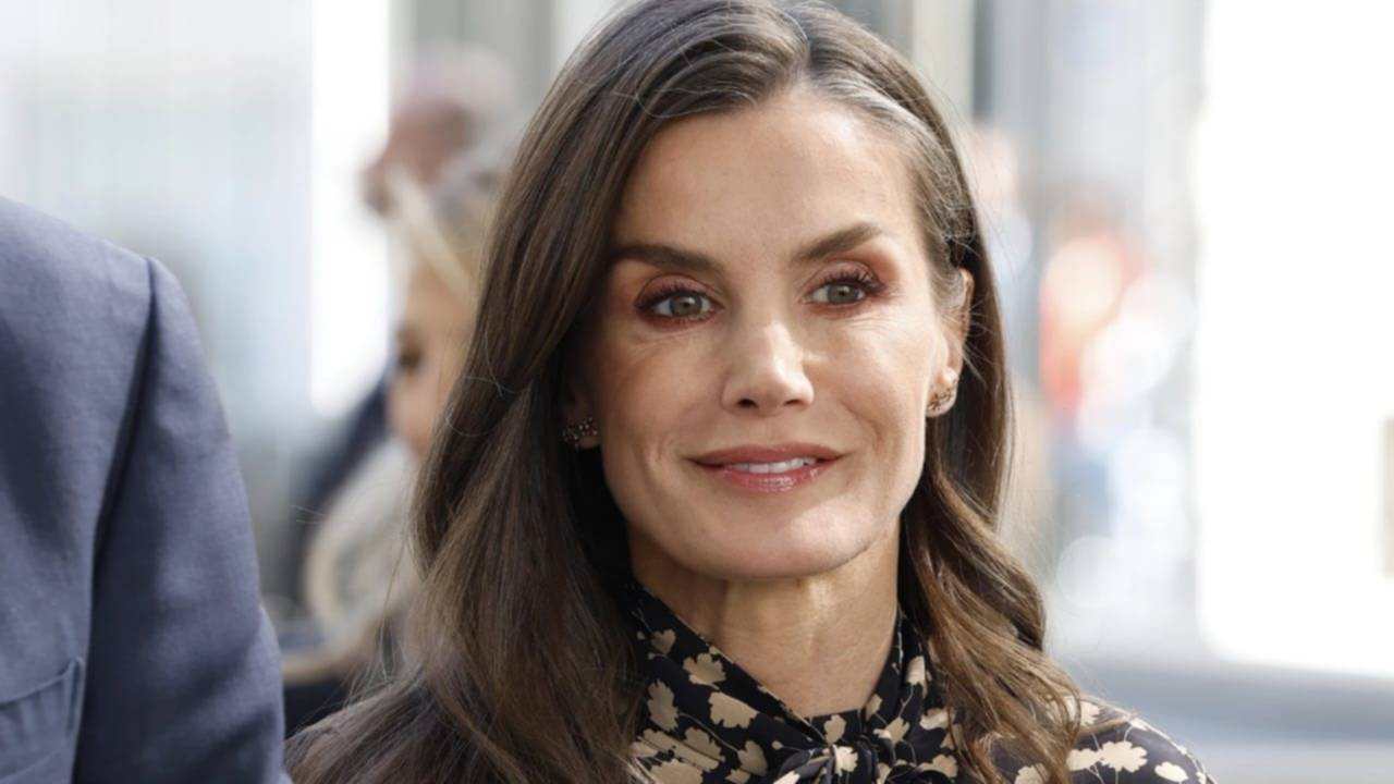 Canas al descubierto: Carolina Herrera y la Reina Letizia desatan el debate capilar más elegante y polémico del año