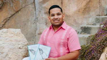 El venezolano Reinaldo De Fernández publica en España su primer libro “El Canto de los Azulejos”