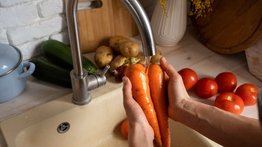 Con una sustancia de uso diario: la forma más saludable de lavar tus verduras sin alcohol ni cloro