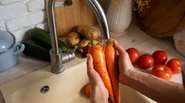 Con una sustancia de uso diario: la forma más saludable de lavar tus verduras sin alcohol ni cloro