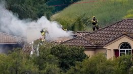 Avioneta se estrella en zona residencial de California: dos fallecidos y varias casas destruidas