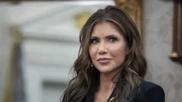 Kristi Noem sobre la Real ID:  A los inmigrantes no se les debería permitir volar dentro de los Estados Unidos