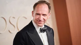 Ralph Fiennes protagonista de Cónclave reflexiona sobre la elección del Papa: Veo las imágenes y pienso que ya he estado ahí