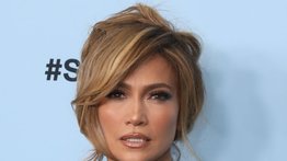 Jennifer López brilla por su ausencia en la Met Gala 2025 y enciende las redes con un mensaje claro