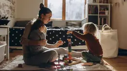 Estados Unidos evalúa ofrecer el "bono bebé" para aumentar la natalidad: este sería el monto