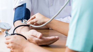 servicios médicos gratuitos inmigrantes indocumentados estado