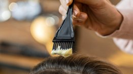 Belleza dorada: tecnica natural para teñir las canas