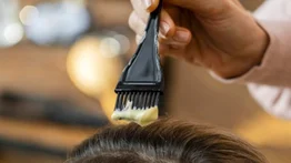 Belleza dorada: tecnica natural para teñir las canas