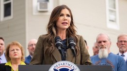 Kristi Noem arremete contra el gobernador de Illinois: hace un llamado para que abandone la política de santuario