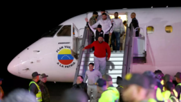 Arriba un nuevo avión con 71 venezolanos repatriados desde Estados Unidos: el vuelo procede de Honduras