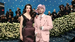 J Balvin recibe sus 40 años con tobogán y piscina de globos: Valentina Ferrer lo sorprende