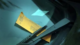La multa que puede recibir en Estados Unidos si conduce con las luces del auto dañadas 