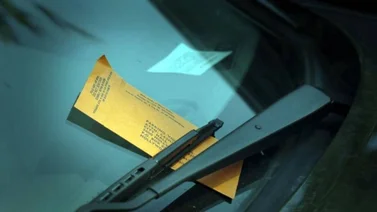 La multa que puede recibir en Estados Unidos si conduce con las luces del auto dañadas 