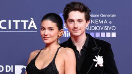 En video: Kylie Jenner y Timothée Chalamet debutan como pareja en la alfombra roja 
