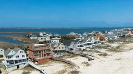 Habitantes de Long Island rechazan aumento "demencial" del impuesto a la propiedad: autoridades alegan que es necesario