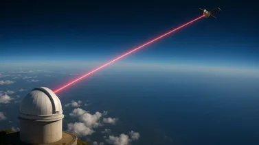 China dispara láser infrarrojo al espacio con precisión: impactó un satélite a 130.000 kilómetros de distancia