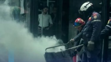 Reportan incendio de conexión eléctrica de alta tensión en Sabana Grande: bomberos controlan las llamas